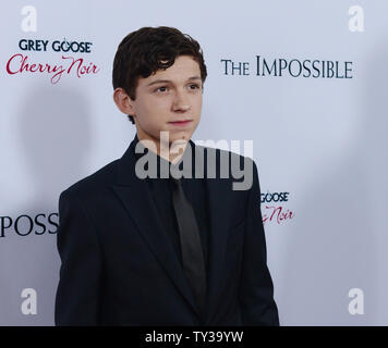 Englisch Schauspieler Tom Holland, ein Ensemble in der dramatischen Thriller motion picture "Unmöglich", sorgt sich die Premiere des Films am ArcLight Cinerama Dome im Hollywood Abschnitt von Los Angeles am 10. Dezember 2012. Der Film basiert auf der Phuket, Thailand Tsunami 2004 einer Familie gefangen, mit Tausenden von Fremden, im Chaos von einer der schlimmsten Naturkatastrophen unserer Zeit. UPI/Jim Ruymen Stockfoto