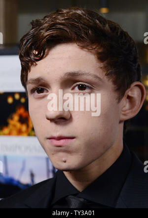 Englisch Schauspieler Tom Holland, ein Ensemble in der dramatischen Thriller motion picture "Unmöglich", sorgt sich die Premiere des Films am ArcLight Cinerama Dome im Hollywood Abschnitt von Los Angeles am 10. Dezember 2012. Der Film basiert auf der Phuket, Thailand Tsunami 2004 einer Familie gefangen, mit Tausenden von Fremden, im Chaos von einer der schlimmsten Naturkatastrophen unserer Zeit. UPI/Jim Ruymen Stockfoto