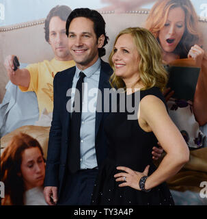 Paul Rudd, der Mitglied in der motion picture Komödie "Das ist 40', besucht die Premiere des Films mit seiner Frau Julie Yaeger am Grauman's Chinese Theater in Hollywood" in Los Angeles am 12. Dezember 2012. UPI/Jim Ruymen Stockfoto