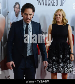 Paul Rudd, der Mitglied in der motion picture Komödie "Das ist 40', besucht die Premiere des Films mit seiner Frau Julie Yaeger am Grauman's Chinese Theater in Hollywood" in Los Angeles am 12. Dezember 2012. UPI/Jim Ruymen Stockfoto