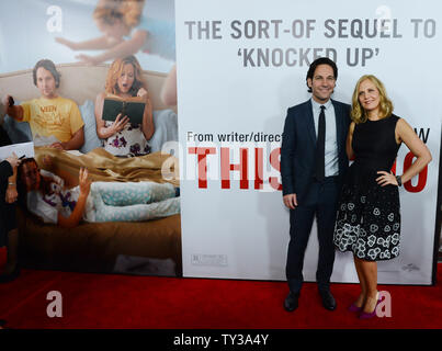 Paul Rudd, der Mitglied in der motion picture Komödie "Das ist 40', besucht die Premiere des Films mit seiner Frau Julie Yaeger am Grauman's Chinese Theater in Hollywood" in Los Angeles am 12. Dezember 2012. UPI/Jim Ruymen Stockfoto