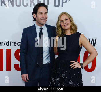 Paul Rudd, der Mitglied in der motion picture Komödie "Das ist 40', besucht die Premiere des Films mit seiner Frau Julie Yaeger am Grauman's Chinese Theater in Hollywood" in Los Angeles am 12. Dezember 2012. UPI/Jim Ruymen Stockfoto