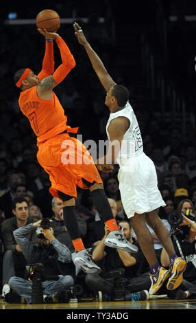 New York Knicks Small Forward Carmelo Anthony (7) Macht ein Korb über Los Angeles Lakers Small Forward Metta Frieden in der Welt (15) in der ersten Hälfte ein NBA Basketball Spiel in Los Angeles am 25. Dezember 2012. UPI/Lori Shepler Stockfoto