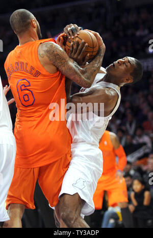 Los Angeles Lakers Small Forward Metta Frieden in der Welt (15) und die New York Knicks Zentrum Tyson Chandler (6) Kampf um den Ball in der zweiten Hälfte einer NBA Basketball Spiel in Los Angeles am 25. Dezember 2012. Die Lakers gewonnen 100 bis 94. UPI/Lori Shepler Stockfoto