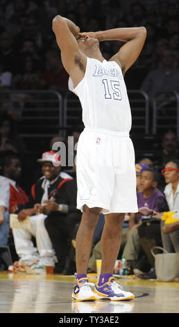 Los Angeles Lakers Small Forward Metta World Peace (15) reagiert, nachdem er für ein Foul gegen die New York Knicks in der zweiten Jahreshälfte ein NBA Basketball Spiel in Los Angeles am 25. Dezember 2012 genannt. Die Lakers gewonnen 100 bis 94. UPI/Lori Shepler Stockfoto