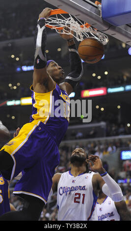 Los Angeles Lakers center Dwight Howard (12) dunks über Los Angeles Clippers Zentrum Ronny Turiaf (21) in der ersten Hälfte bei Staples Center in Los Angeles am 4. Januar 2013. UPI/Lori Shepler Stockfoto