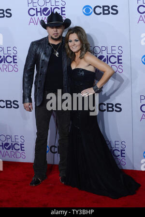 Sänger Jason Aldean (L) und Jessica Aldean besuchen die People's Choice Awards 2013 an Nokia Theatre L.A. Leben in Los Angeles am 9. Januar 2013. UPI/Jim Ruymen Stockfoto