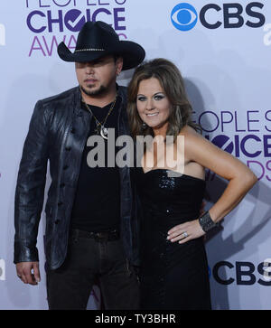 Sänger Jason Aldean (L) und Jessica Aldean besuchen die People's Choice Awards 2013 an Nokia Theatre L.A. Leben in Los Angeles am 9. Januar 2013. UPI/Jim Ruymen Stockfoto