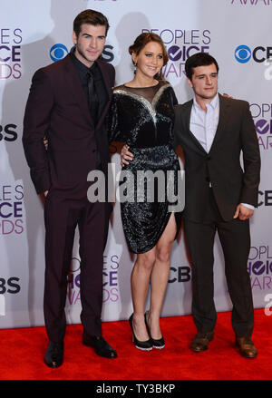 Von links, Schauspieler Liam Hemsworth, Jennifer Lawrence und Josh Hutcherson der Lieblingsfilm Sieger "der Hunger Games', erscheint hinter der Bühne während der People's Choice Awards 2013 an Nokia Theatre L.A. Leben in Los Angeles am 9. Januar 2013. UPI/Jim Ruymen Stockfoto