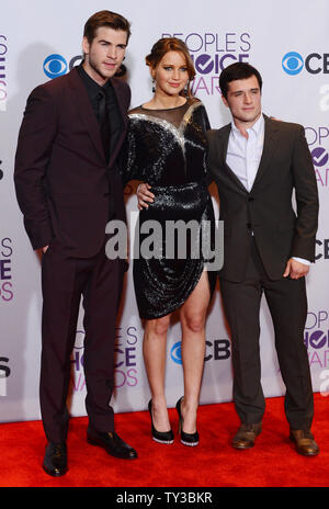 Von links, Schauspieler Liam Hemsworth, Jennifer Lawrence und Josh Hutcherson der Lieblingsfilm Sieger "der Hunger Games', erscheint hinter der Bühne während der People's Choice Awards 2013 an Nokia Theatre L.A. Leben in Los Angeles am 9. Januar 2013. UPI/Jim Ruymen Stockfoto