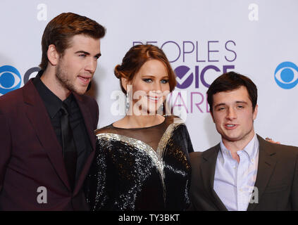 Von links, Schauspieler Liam Hemsworth, Jennifer Lawrence und Josh Hutcherson der Lieblingsfilm Sieger "der Hunger Games', erscheint hinter der Bühne während der People's Choice Awards 2013 an Nokia Theatre L.A. Leben in Los Angeles am 9. Januar 2013. UPI/Jim Ruymen Stockfoto