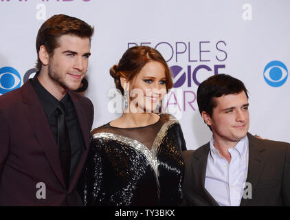 Von links, Schauspieler Liam Hemsworth, Jennifer Lawrence und Josh Hutcherson der Lieblingsfilm Sieger "der Hunger Games', erscheint hinter der Bühne während der People's Choice Awards 2013 an Nokia Theatre L.A. Leben in Los Angeles am 9. Januar 2013. UPI/Jim Ruymen Stockfoto