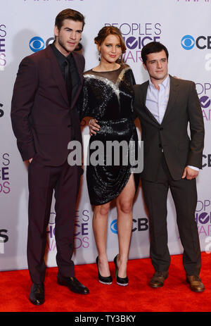 Von links, Schauspieler Liam Hemsworth, Jennifer Lawrence und Josh Hutcherson der Lieblingsfilm Sieger "der Hunger Games', erscheint hinter der Bühne während der People's Choice Awards 2013 an Nokia Theatre L.A. Leben in Los Angeles am 9. Januar 2013. UPI/Jim Ruymen Stockfoto