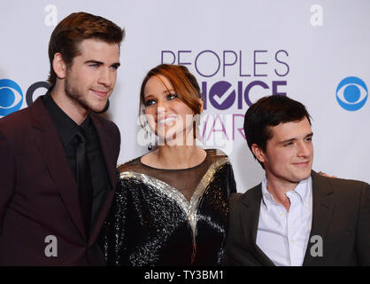 Von links, Schauspieler Liam Hemsworth, Jennifer Lawrence und Josh Hutcherson der Lieblingsfilm Sieger "der Hunger Games', erscheint hinter der Bühne während der People's Choice Awards 2013 an Nokia Theatre L.A. Leben in Los Angeles am 9. Januar 2013. UPI/Jim Ruymen Stockfoto