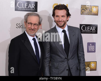 Regisseur Steven Spielberg und Schauspieler Bradley Cooper nehmen an der 18. jährlichen Critics' Choice Movie Awards an Barker Hangar in Santa Monica, Kalifornien am 10. Januar 2013 statt. UPI/Jim Ruymen Stockfoto