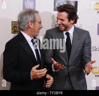 Regisseur Steven Spielberg und Schauspieler Bradley Cooper nehmen an der 18. jährlichen Critics' Choice Movie Awards an Barker Hangar in Santa Monica, Kalifornien am 10. Januar 2013 statt. UPI/Jim Ruymen Stockfoto