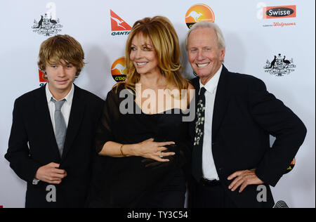 Schauspieler Paul Hogan und seine Frau, die Schauspielerin Linda Kozlowski und ihr Sohn Chance nehmen an der G'day USA Los Angeles Gala im JW Marriott in Los Angeles am 12. Januar 2013. UPI/Jim Ruymen Stockfoto