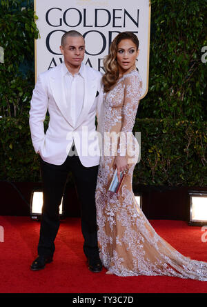 Sängerin und Schauspielerin Jennifer Lopez und ihr Freund, Tänzerin Casper Smart kommen für die 70. jährlichen Golden Globe Awards im Beverly Hilton Hotel in Beverly Hills, Kalifornien am 13. Januar 2013 statt. UPI/Jim Ruymen Stockfoto