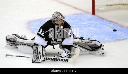 Los Angeles Kings goalie Jonathan Quick (32) kann nicht ein Ziel von Chicago Blackhawks center Michael Frolik in der ersten Periode bei Staples Center in Los Angeles, Kalifornien, Stop am 19. Januar 2013. UPI/Lori Shepler. Stockfoto