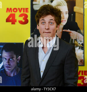 Jeremy Allen Weiß, ein Ensemble in der motion picture Film Komödie "43", sorgt sich die Premiere des Films im TCL Chinese Theatre in Hollywood" in Los Angeles am 23. Januar 2013. UPI/Jim Ruymen Stockfoto