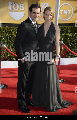 Schauspieler Ty Burrell und Frau Holly Burrell kommen für die 19. jährlichen SAG Awards im Shrine Auditorium in Los Angeles am 27. Januar 2013 statt. UPI/Phil McCarten Stockfoto