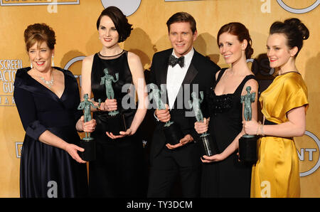 Akteure, Phyllis Logan, Michelle Dockery, Allen Leech, Amy Nuttall und Sophie McShera (L-R), Gewinner des hervorragende Leistung durch ein Ensemble in einer Drama Serie für "ownton Abtei', erscheinen Backstage mit ihren Auszeichnungen auf der 19. jährlichen SAG Awards im Shrine Auditorium in Los Angeles am 27. Januar 2013 statt. UPI/Jim Ruymen Stockfoto