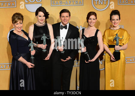 Akteure, Phyllis Logan, Michelle Dockery, Allen Leech, Amy Nuttall und Sophie McShera (L-R), Gewinner des hervorragende Leistung durch ein Ensemble in einer Drama Serie für "ownton Abtei', erscheinen Backstage mit ihren Auszeichnungen auf der 19. jährlichen SAG Awards im Shrine Auditorium in Los Angeles am 27. Januar 2013 statt. UPI/Jim Ruymen Stockfoto