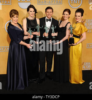 Akteure, Phyllis Logan, Michelle Dockery, Allen Leech, Amy Nuttall und Sophie McShera (L-R), Gewinner des hervorragende Leistung durch ein Ensemble in einer Drama Serie für "ownton Abtei', erscheinen Backstage mit ihren Auszeichnungen auf der 19. jährlichen SAG Awards im Shrine Auditorium in Los Angeles am 27. Januar 2013 statt. UPI/Jim Ruymen Stockfoto