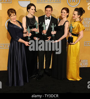 Akteure, Phyllis Logan, Michelle Dockery, Allen Leech, Amy Nuttall und Sophie McShera (L-R), Gewinner des hervorragende Leistung durch ein Ensemble in einer Drama Serie für "ownton Abtei', erscheinen Backstage mit ihren Auszeichnungen auf der 19. jährlichen SAG Awards im Shrine Auditorium in Los Angeles am 27. Januar 2013 statt. UPI/Jim Ruymen Stockfoto