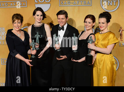 Akteure, Phyllis Logan, Michelle Dockery, Allen Leech, Amy Nuttall und Sophie McShera (L-R), Gewinner des hervorragende Leistung durch ein Ensemble in einer Drama Serie für "ownton Abtei', erscheinen Backstage mit ihren Auszeichnungen auf der 19. jährlichen SAG Awards im Shrine Auditorium in Los Angeles am 27. Januar 2013 statt. UPI/Jim Ruymen Stockfoto