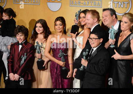 Akteure Nolan Gould, Ariel Winter, Sarah Hyland, Sofia Vergara, Jesse Tyler Ferguson, Eric Stonestreet, Rico Rodriguez und Julie Bowen (L-R), Gewinner des hervorragende Leistung durch ein Ensemble in einer Comedy Serie Award für 'Modern' haben, erscheinen Backstage mit ihren Auszeichnungen auf der 19. jährlichen SAG Awards im Shrine Auditorium in Los Angeles am 27. Januar 2013 statt. UPI/Jim Ruymen Stockfoto