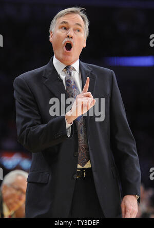 Los Angeles Lakers Coach Mike D'Antoni schreit ein Schiedsrichter in der zweiten Hälfte bei Staples Center gegen die Oklahoma City Thunder in Los Angeles am 27. Januar 2013. Lakers 105 bis 96. UPI/Lori Shepler Stockfoto