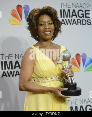 Schauspielerin Alfre Woodard hält ihre Auszeichnung für herausragende Schauspielerin in einem Fernsehfilm, Mini-Series oder dramatischen Speziell für 'Steel Magnolien" (Lebensdauer) auf der 44 NAACP Image Awards im Shrine Auditorium in Los Angeles am 1. Februar 2013. UPI/Phil McCarten Stockfoto