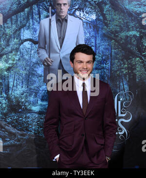 Schauspieler Alden Ehrenreich, der Mitglied in der motion picture Romanze Drama' schöne Geschöpfe", sorgt sich die Premiere des Films in TCL Chinese Theatre in Hollywood" in Los Angeles am 6. Februar 2013. UPI/Jim Ruymen Stockfoto