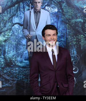 Schauspieler Alden Ehrenreich, der Mitglied in der motion picture Romanze Drama' schöne Geschöpfe", sorgt sich die Premiere des Films in TCL Chinese Theatre in Hollywood" in Los Angeles am 6. Februar 2013. UPI/Jim Ruymen Stockfoto