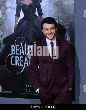 Schauspieler Alden Ehrenreich, der Mitglied in der motion picture Romanze Drama' schöne Geschöpfe", sorgt sich die Premiere des Films in TCL Chinese Theatre in Hollywood" in Los Angeles am 6. Februar 2013. UPI/Jim Ruymen Stockfoto