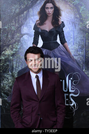 Schauspieler Alden Ehrenreich, der Mitglied in der motion picture Romanze Drama' schöne Geschöpfe", sorgt sich die Premiere des Films in TCL Chinese Theatre in Hollywood" in Los Angeles am 6. Februar 2013. UPI/Jim Ruymen Stockfoto