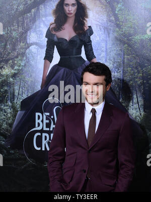 Schauspieler Alden Ehrenreich, der Mitglied in der motion picture Romanze Drama' schöne Geschöpfe", sorgt sich die Premiere des Films in TCL Chinese Theatre in Hollywood" in Los Angeles am 6. Februar 2013. UPI/Jim Ruymen Stockfoto