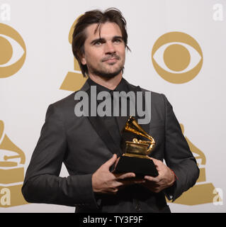 Juanes erscheint Backstage mit dem Grammy für Best Latin Pop Album in der 55Th Grammy Awards gewann im Staples Center in Los Angeles am 10 Februar, 2013. UPI/Phil McCarten Stockfoto