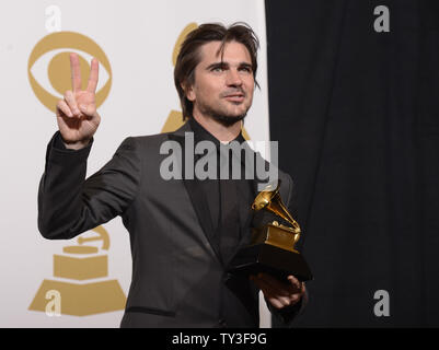 Juanes erscheint Backstage mit dem Grammy für Best Latin Pop Album in der 55Th Grammy Awards gewann im Staples Center in Los Angeles am 10 Februar, 2013. UPI/Phil McCarten Stockfoto