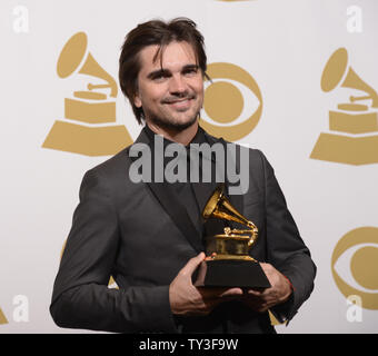 Juanes erscheint Backstage mit dem Grammy für Best Latin Pop Album in der 55Th Grammy Awards gewann im Staples Center in Los Angeles am 10 Februar, 2013. UPI/Phil McCarten Stockfoto