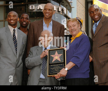 Jerry Bus, der die Los Angeles Lakers für mehr als 30 Jahre in einer Zeit, in der das Team gewann 10 NBA Meisterschaften besaß, hat in Los Angeles starb am Montag, den 18. Februar 2013. Er war 80. Bus ist dargestellt in dieser Datei Foto mit Johnny Grant (Holding Plakette mit dem Bus), Kobe Bryant, A.C. Grün, Kareem Abdul Jabbar und Earvin "Magic" Johnson (L-R), während ein Hollywood Walk of Fame Zeremonie ihn ehrt, die mit einem Stern im Jahr 2006. UPI/Jim Ruymen/Dateien Stockfoto