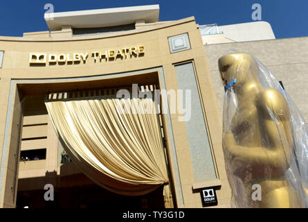 Eine überdachte Oscar Statue ist außerhalb des Dolby Theater gesehen, wie die Vorbereitungen für den 85. Academy Awards in Hollywood" in Los Angeles am 23. Februar 2013 fortgesetzt. Die Oscars werden vorgestellt Sonntag, den 24. Februar. UPI/Kevin Dietsch Stockfoto