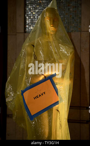 Eine überdachte Oscar Statue ist im Dolby Theater gesehen, wie die Vorbereitungen für den 85. Academy Awards in Hollywood" in Los Angeles am 23. Februar 2013 fortgesetzt. Die Oscars werden vorgestellt Sonntag, den 24. Februar. UPI/Kevin Dietsch Stockfoto