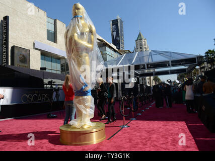 Eine überdachte Oscar Statue ist auf dem roten Teppich zu sehen, wie die Vorbereitungen für den 85. Academy Awards in Hollywood" in Los Angeles am 23. Februar 2013 fortgesetzt. Die Oscars werden vorgestellt Sonntag, den 24. Februar. UPI/Kevin Dietsch Stockfoto
