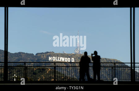 Menschen machen Fotos von dem Hollywood Sign Hollywood in Los Angeles am 23. Februar 2013 besuchen. UPI/Kevin Dietsch Stockfoto