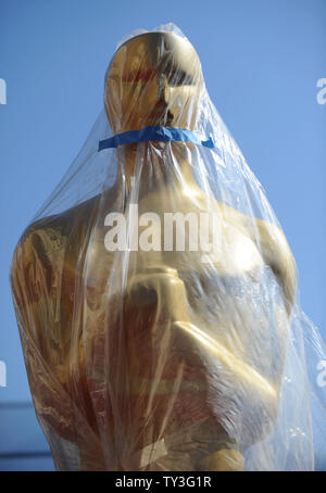Eine überdachte Oscar Statue ist auf dem roten Teppich zu sehen, wie die Vorbereitungen für den 85. Academy Awards in Hollywood" in Los Angeles am 23. Februar 2013 fortgesetzt. Die Oscars werden vorgestellt Sonntag, den 24. Februar. UPI/Kevin Dietsch Stockfoto