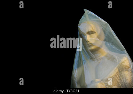 Eine überdachte Oscar Statue ist auf dem roten Teppich zu sehen, wie die Vorbereitungen für den 85. Academy Awards in Hollywood" in Los Angeles am 23. Februar 2013 fortgesetzt. Die Oscars werden vorgestellt Sonntag, den 24. Februar. UPI/Kevin Dietsch Stockfoto