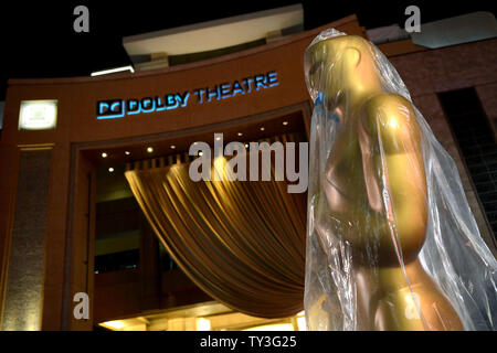 Eine überdachte Oscar Statue ist außerhalb des Dolby Theater gesehen, wie die Vorbereitungen für den 85. Academy Awards in Hollywood" in Los Angeles am 23. Februar 2013 fortgesetzt. Die Oscars werden vorgestellt Sonntag, den 24. Februar. UPI/Kevin Dietsch Stockfoto