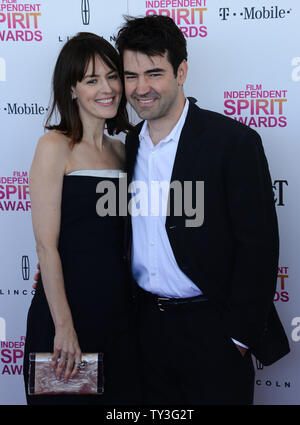 Schauspieler Rosemarie DeWitt und Ron Livingston nehmen an der 28. jährlichen Film Independent Spirit Awards in Santa Monica, Kalifornien am 23. Februar 2013. UPI/Jim Ruymen Stockfoto